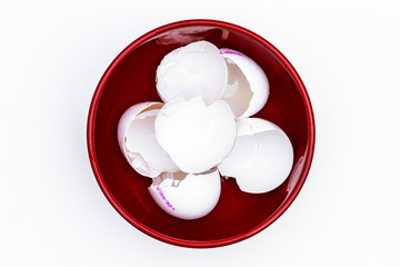 Eierschalen in einer Keramikschale