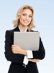 Naklejka premium Young smiling businesswoman with grey folder