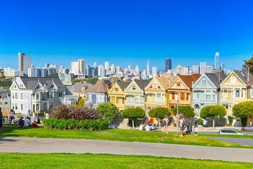 Fototapeta na wymiar Panoramic view of the San Francisco Painted ladies (Victorian Houses).