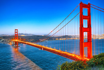 Panorama of the Gold Gate Bridge and San Francisco city at night, California.ставрпо