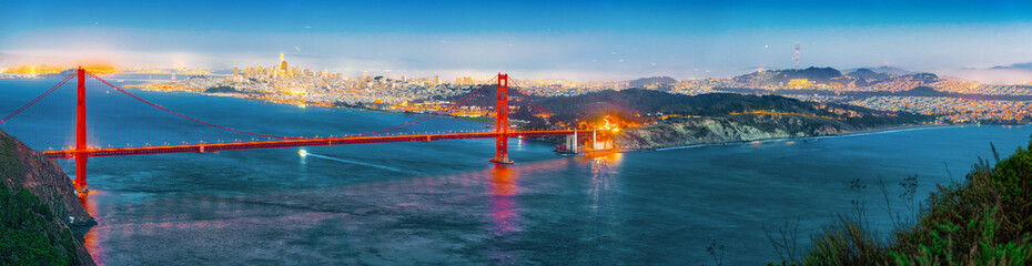 Panorama of the Gold Gate Bridge and San Francisco city at night, California.ставрпо - Powered by Adobe