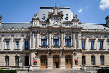 Obraz premium Préfecture du Rhône avec les drapeaux en berne