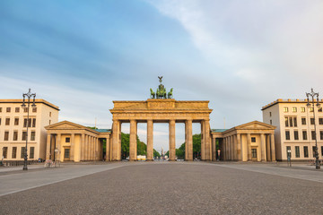 Naklejka premium Berlin Niemcy, panoramę miasta przy Bramie Brandenburskiej (Brama Brandenburska)