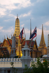 Naklejka premium Bangkok Tajlandia, widok na Wielki Pałac Królewski i Wat Phra Kaew z zewnątrz murów wczesnym wieczorem