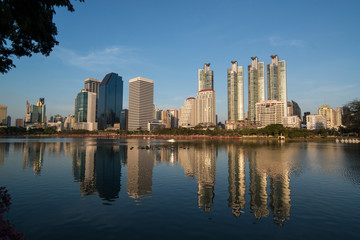 Obraz premium THAILAND BANGKOK RATCHADA LAKE SKYLINE