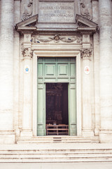 Fototapeta na wymiar Old retro door in the rome, trastevere