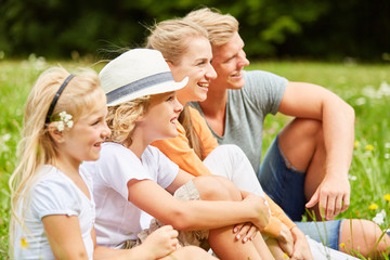 Familie und Kinder auf einer Wiese