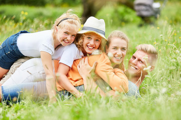 Fototapeta premium Familie und Kinder haben Spaß zusammen
