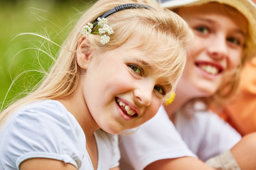 Blondes Mädchen lächelt verschmitzt