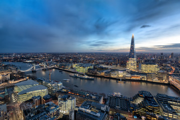 Die urbane Skyline von London nach Sonnenuntergang: von der Tower Bridge der Themse entlang zur City