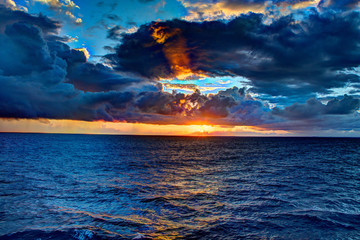 Sonnenaufgang auf dem karibischen Meer