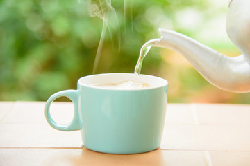 brew the hot water to coffee cup