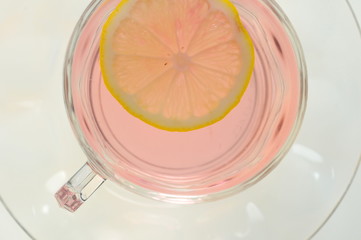 マロウのハーブティーにレモンを浮かべてピンク色に変色した瞬間