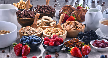 Different sorts of breakfast cereal products and fresh fruits