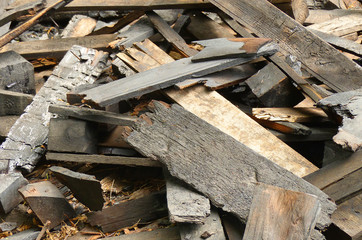 Holzreste und verbranntes Holz