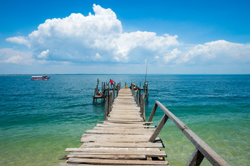 Obraz premium Bright scenic view of a rickety old wooden dock on the tropical shore of a beach in Bahia, Brazil
