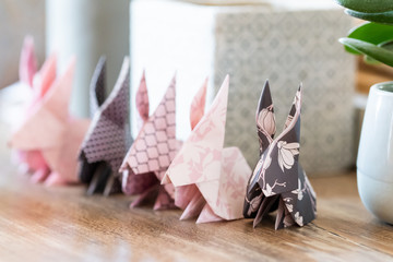 Origamis en forme de lapins, papier aux couleurs pastels