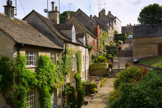 Quaint cotswold cottages lining the old cobbles of The Chipping Steps, Tetbury, Cotswolds, Gloucestershire, UK