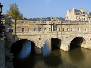 Fototapeta na wymiar Historic Pulteney Bridge, Bath, UK