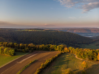 Landschaft bei Sonnenuntergang - Luftaufnahme