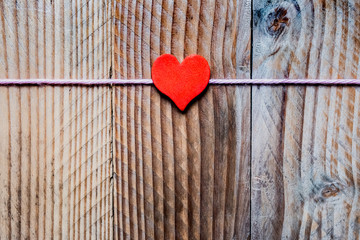 Coeur rouge sur fond bois vintage, arrière plan saint valentin