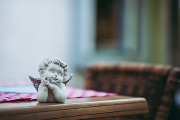 Petite figurine ange pensif
