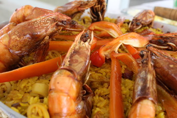 Paella com camarões