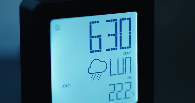 orologio sveglia digitale che squilla