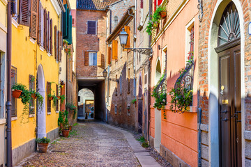 Panele Szklane Podświetlane  Przytulna wąska ulica w Ferrarze, Emilia-Romania, Włochy. Ferrara jest stolicą prowincji Ferrara