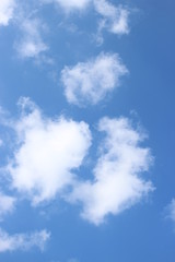 Blauer Himmel mit weißen Wolken
