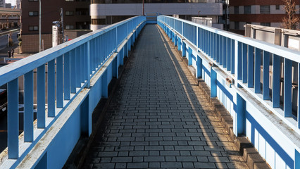 青い歩道橋
