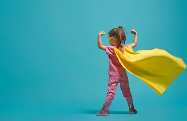 Deurstickers Kleuterschool kind speelt superheld