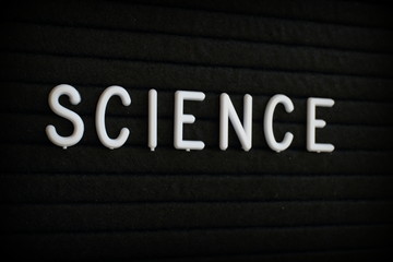 Obraz premium The word Science in white plastic letters on a black letter board
