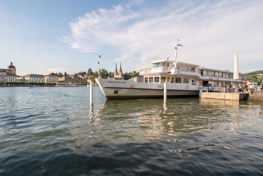 Luzern Seebecken mit Schiff