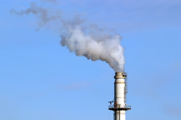 Une cheminée industrielle en action