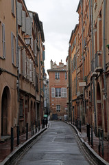Fototapeta na wymiar the narrow street in french city Toulouse