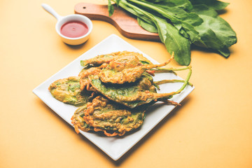 Crispy Palak/spinach Leaves pakoda or pakoda