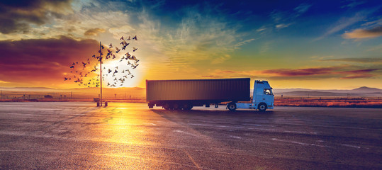 Camión y entrega de la mercancía.Concepto de transporte y logistica de envíos de paquetería.