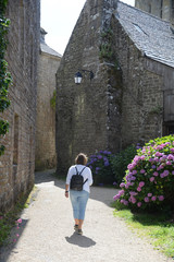 Fototapeta na wymiar Frau in Locronan, Bretagne