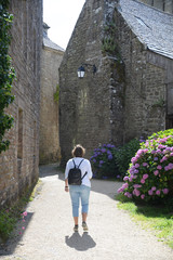 Frau in Locronan, Bretagne