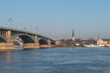 Der Supermond an der Rheinbrücke bei Mainz
