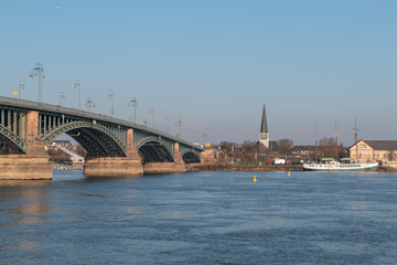 Der Supermond an der Rheinbrücke bei Mainz