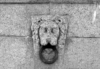 Old bas-relief with the head of a lion.