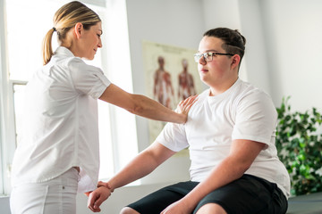 Obraz premium A Modern rehabilitation physiotherapy woman worker with client