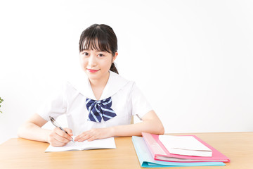 制服姿で勉強をする若い学生