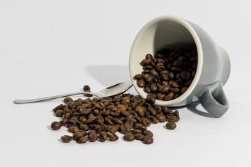 Kaffeetasse mit Kaffeebohnen und Löffel