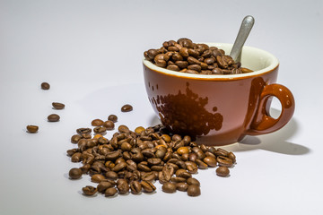 Kaffeetasse mit Kaffeebohnen und Löffel