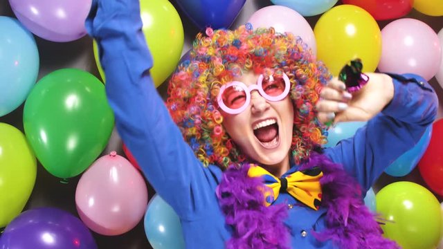 Frau in Karnevalstimmung (video 4k)