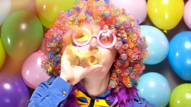 Frau in Karnevalstimmung (video 4k)