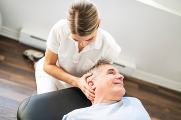 Obraz premium A Modern rehabilitation physiotherapy worker with senior client